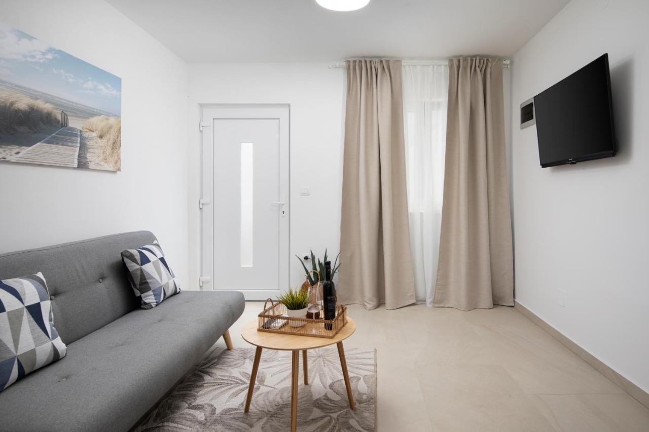 Apartments And Rooms Jakic Medulin Exterior photo